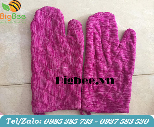 Găng tay chống nhiệt nhà bếp màu tím hồng.